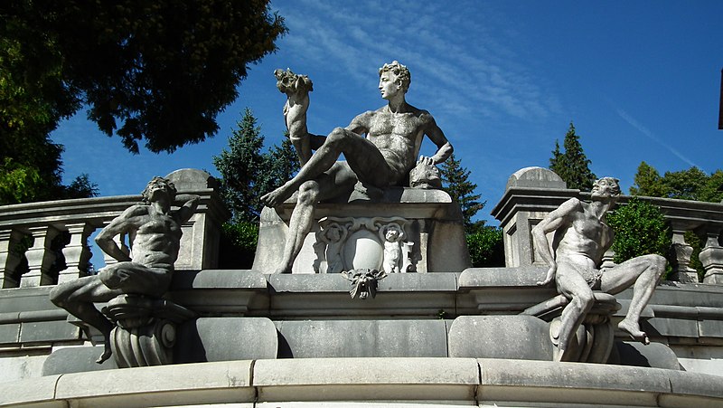 File:Statui Peles, Sinaia, Romania.jpg