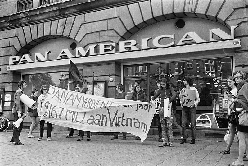 File:Studenten hielden anti-Amerikaanse demonstratie bij Pan Am kantoor , Leidseplein, Bestanddeelnr 923-5751.jpg