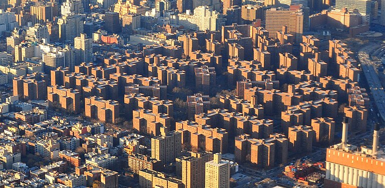 צילום פרויקט "Stuyvesant Town - Peter Cooper Village" (אנ') בניו יורק. על פי מרטין[3] זוהי יצירה אדריכלית, שעשויה לשמש כאחד הביטויים הראשונים של הפוסטמודרניזם.