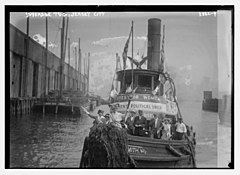 Suffrage tug in Jersey City, New Jersey Suffrage tug, Jersey City LCCN2014698292.jpg