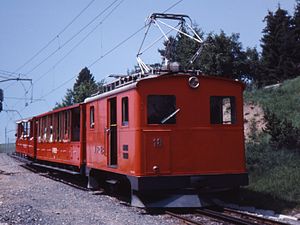 Die He 2/2 mit zwei Vorstellwagen