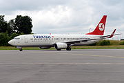 Lëtzebuergesch: 25. Juni 2013: Arrivée vum éischte Linnefluch Istanbul-Lëtzebuerg. De Boeing 737-800, TC-JGR Uşak vun der Turkish Airlines, no der Landung um Findel.