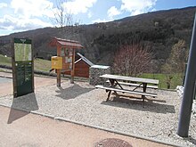 Table de pique-nique pour les randonneurs près de la mairie