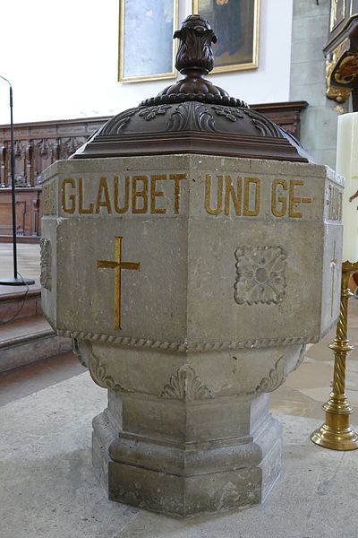 File:Taufbecken in der Dreieinigkeitskirche (Regensburg).jpg