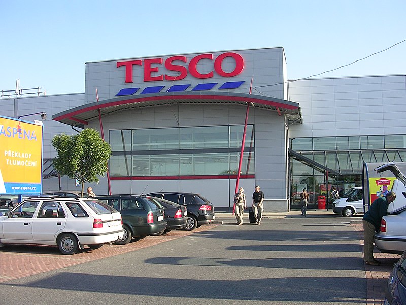 File:Tesco Zličín, hlavní vchod.jpg