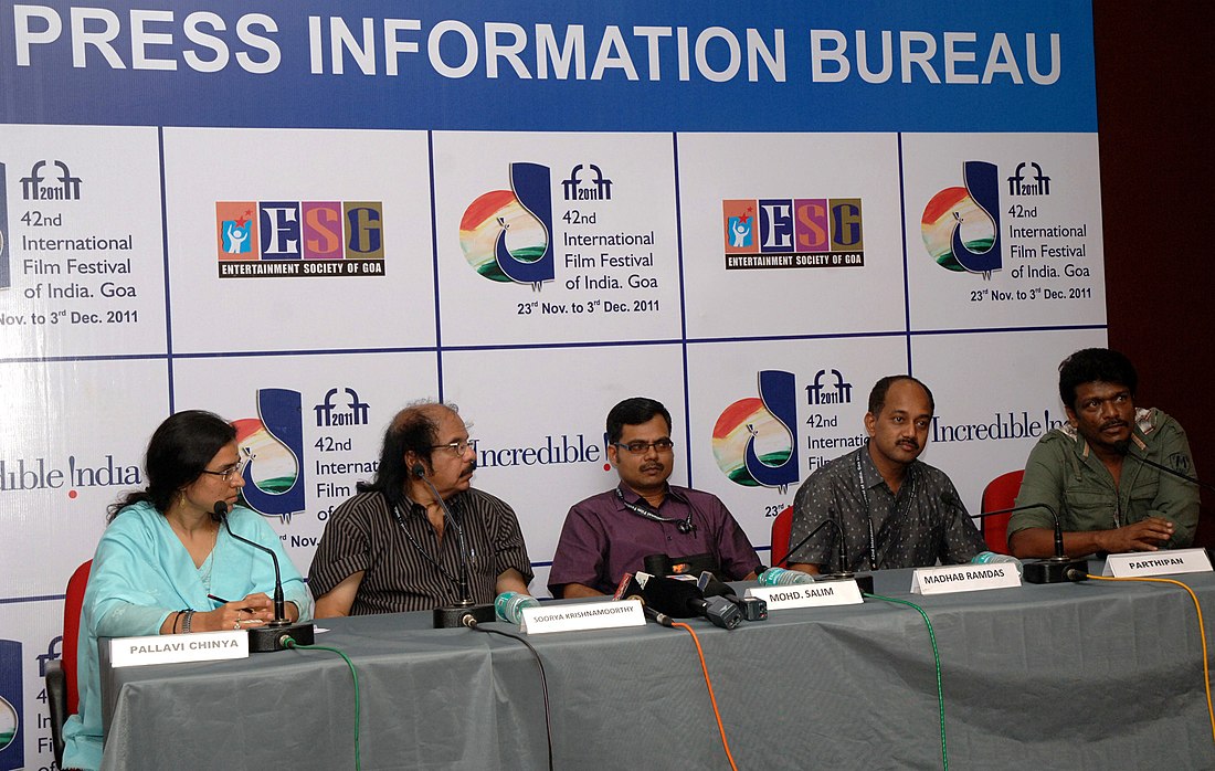 Der Schauspieler des Films „Melvilasom“, Parthipan, sprach auf einer Pressekonferenz während des 42. Internationalen Filmfestivals von Indien (IFFI-2011) in Panaji, Goa. Die Drehbuchautorin Soorya Krishnamoorthy ist ebenfalls zu sehen