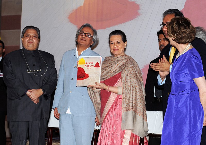 File:The Chairperson, National Advisory Council, Smt. Sonia Gandhi releasing the Exhibition Guide book of Anish Kapoor, at the inaugural function of the exhibition of Anish Kapoor.jpg