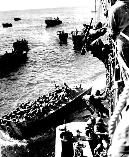 Высадка на корабль. Высадка десанта в Нормандии в 1944. Бои на тихом океане во 2й мировой.