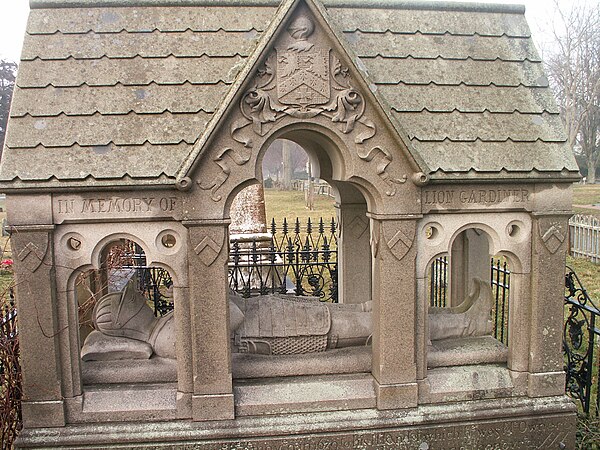 Lion Gardiner tomb at the South End Cemetery