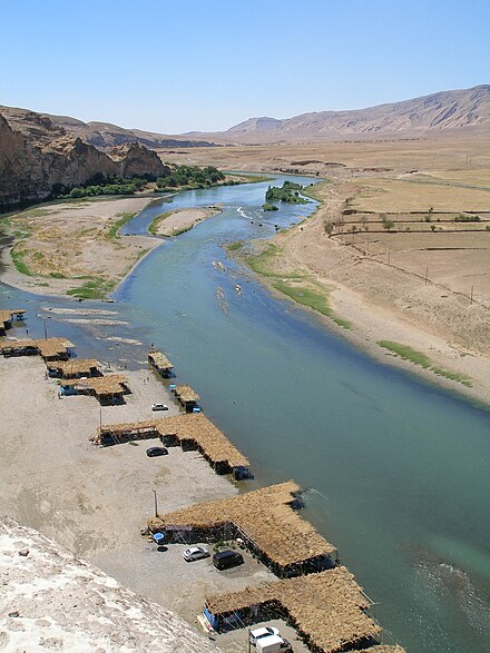 Реки тигр и евфрат в какой. Река Евфрат в Ираке. Река Евфрат река тигр. Река тигр в Ираке. Долина рек тигр и Евфрат.
