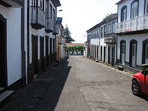A rua principal da vila do Topo. Ao fundo, a Matriz