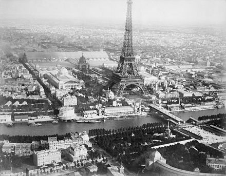 La tour Eiffel pendant l'exposition universelle de 1889.