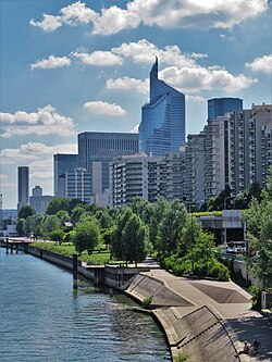 Pohled na okolí La Défense, Tour First v pozadí viditelná jako první