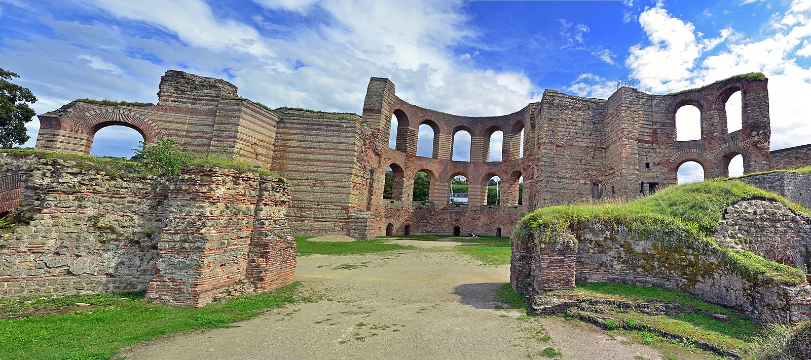 Рим северный город. Trier Imperial Baths Трир. Римский мост (Трир). Дворец Константина в Трире. Церковь Богоматери в Трире Германия.