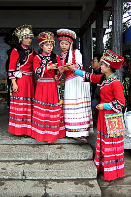 Tujia vrouwen in traditionele kleding