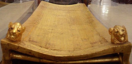 ไฟล์:Tutankhamun's_bed_(Cairo_Museum).jpg