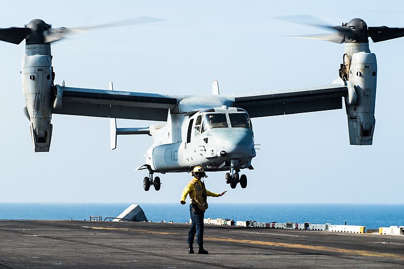 File:USS Essex conducts flight operations. (22498002206).jpg