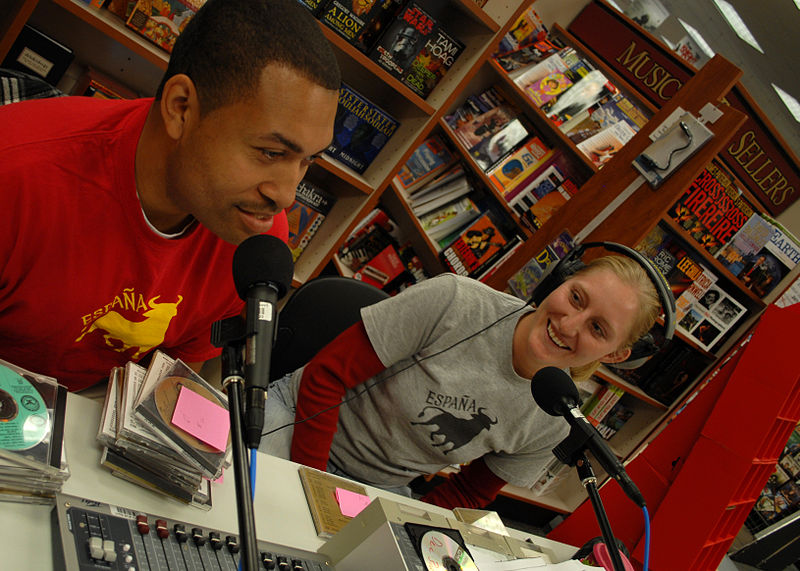 File:US Navy 101203-N-2456S-003 Mass Communication Specialist Seaman Apprentice Derric Cushman, left, and Marine Cpl. Amber Williams.jpg