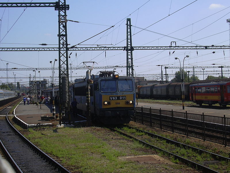File:V63 villamosmozdony Székesfehérvár állomáson egy gyorsvonattal.JPG