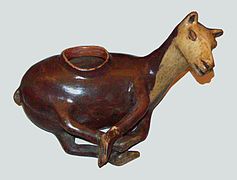 Vasija de cerámica con forma de llama, cultura chimú.