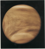 Vênus e suas nuvens, obtido através de raios ultravioleta. Imagem fotografada pela Pioneer Venus Orbiter.