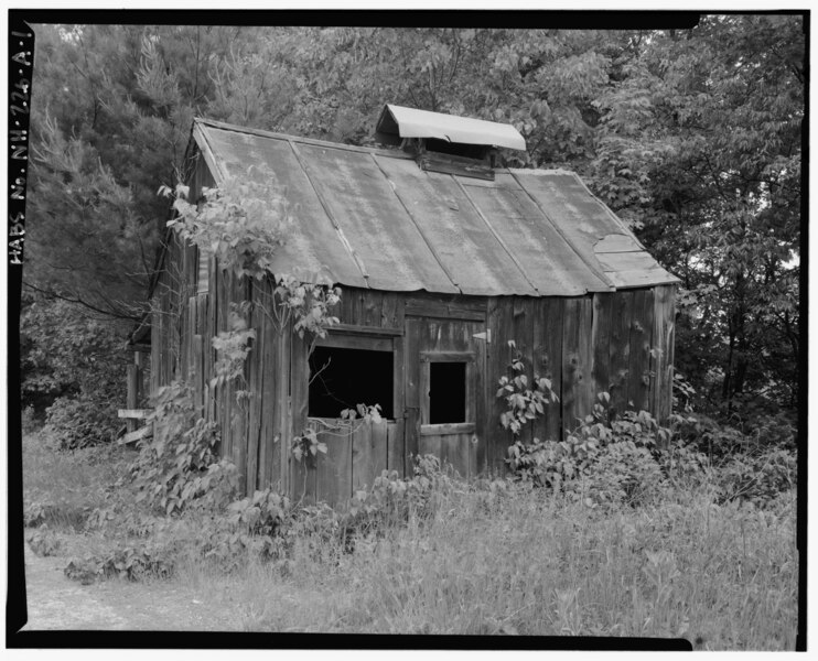 File:View northeast, south front and west side - Harvey L. White Farm, Sap House, East side of Route 202, approximately 600 feet north of Hillsborough-Antrim town line, Hillsboro, HABS NH,6-HILL,2A-1.tif