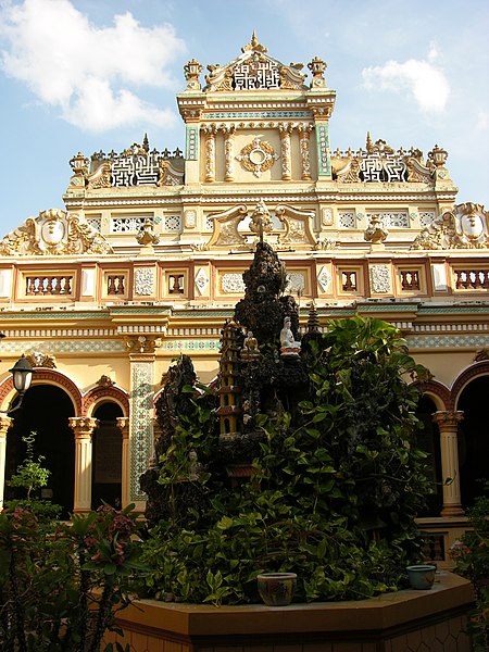 Tập_tin:Vinh_Trang_pagoda,_back_view.JPG