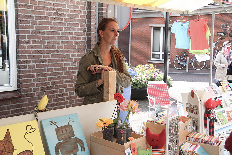 File:Vrouw achter kraam monumentendag Spijkenisse.jpg