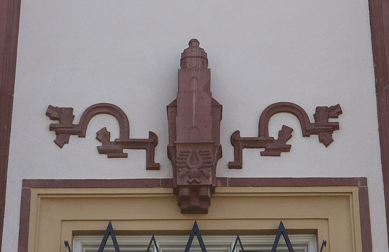 File:Walpurgiskirche Alsfeld Fensterschlussstein.jpg