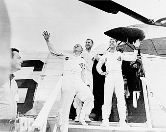 A Holdat elsőként megkerülő Apollo–8 legénysége a vízből kiemelésüket követően a Helikopter 66 lépcsőin