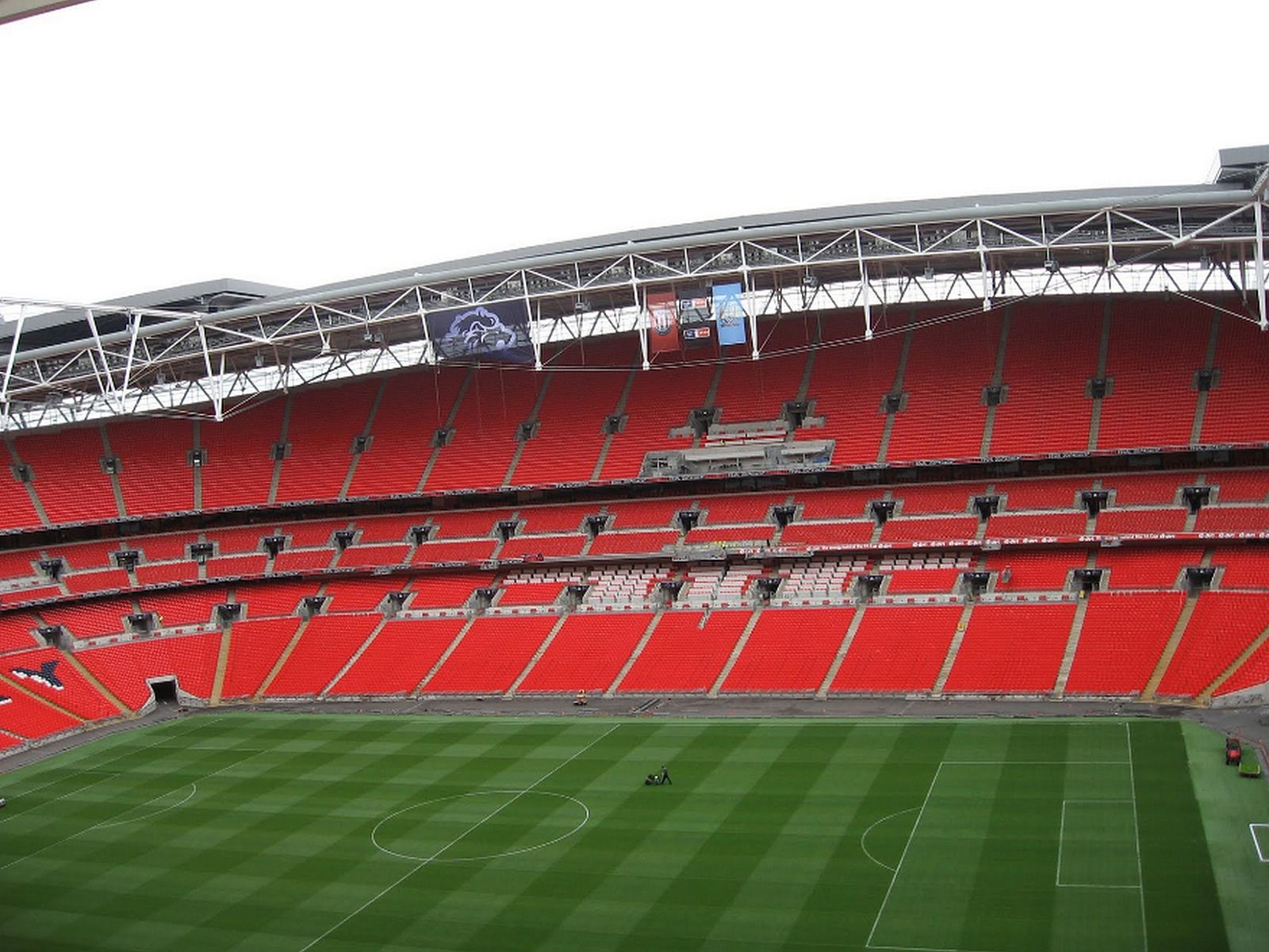 Первый стадион. Queen Wembley обои.