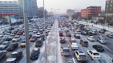 位于中国大陆哈尔滨主干道之一的文昌街，早上繁忙因低温、降雪导致行车缓慢。