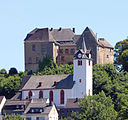 Deutsch: Westerburg, Westerwaldkreis: Schloss Westerburg mit der evangelischen Schlosskirche und der Altstadt This is a photograph of a cultural monument. It is on the list of cultural monuments of Westerburg.