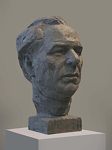 Скульптура Уильяма Брумфилда работы российского художника Александра Михайловича Шебунина в честь работы Брумфилда на Русском Севере (2011).