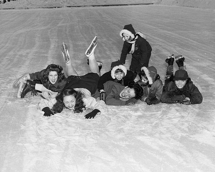 File:Workers from GECO muntions factory and their children fallen on ice rink (I0058241).jpg