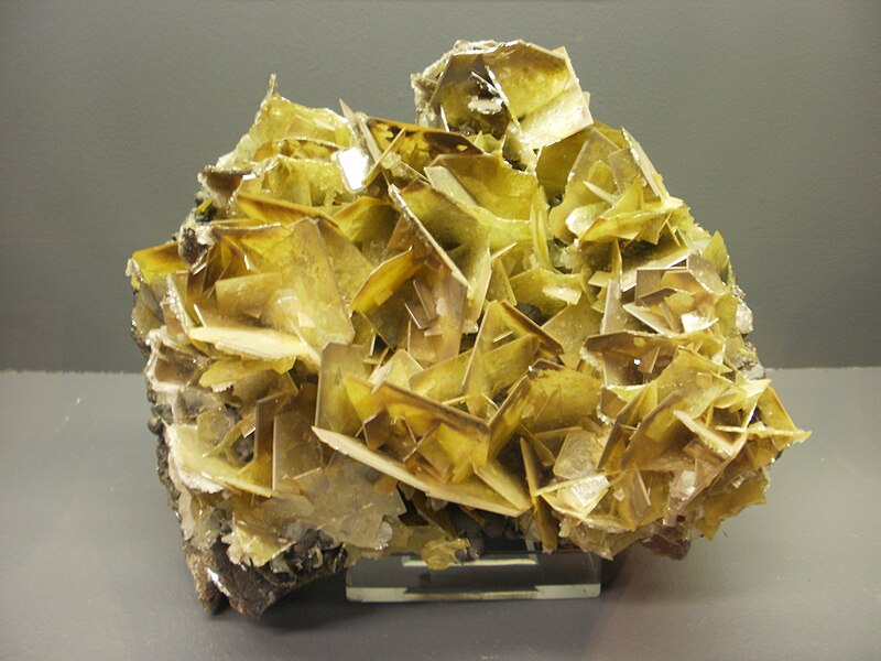 File:Wulfenite - Glove Mine, Amado, Arizona.jpg