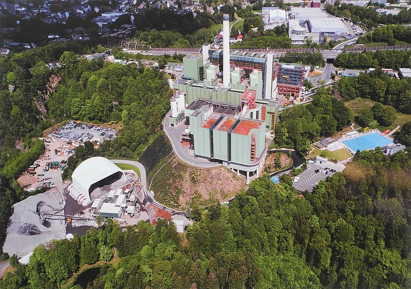 File:Wuppertal, Müllheizkraftwerk auf Korzert, Luftbild (von Infostand an der Sambatrasse abfotografiert).jpg