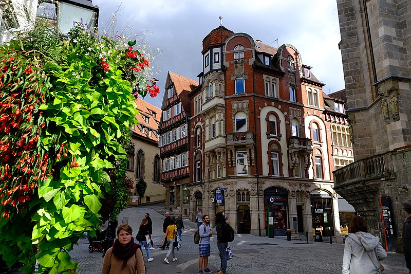 File:Wurstpalast-mit-blumen.jpg