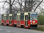 Twee gekoppelde Konstal-trams 105Na, waarbij de tweede wagen zonder stroomafnemer aan de draad rijdt. November 2011, Zabrze.