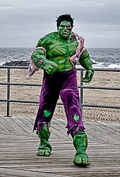 fotografía de cuerpo entero de una persona vestida como Hulk