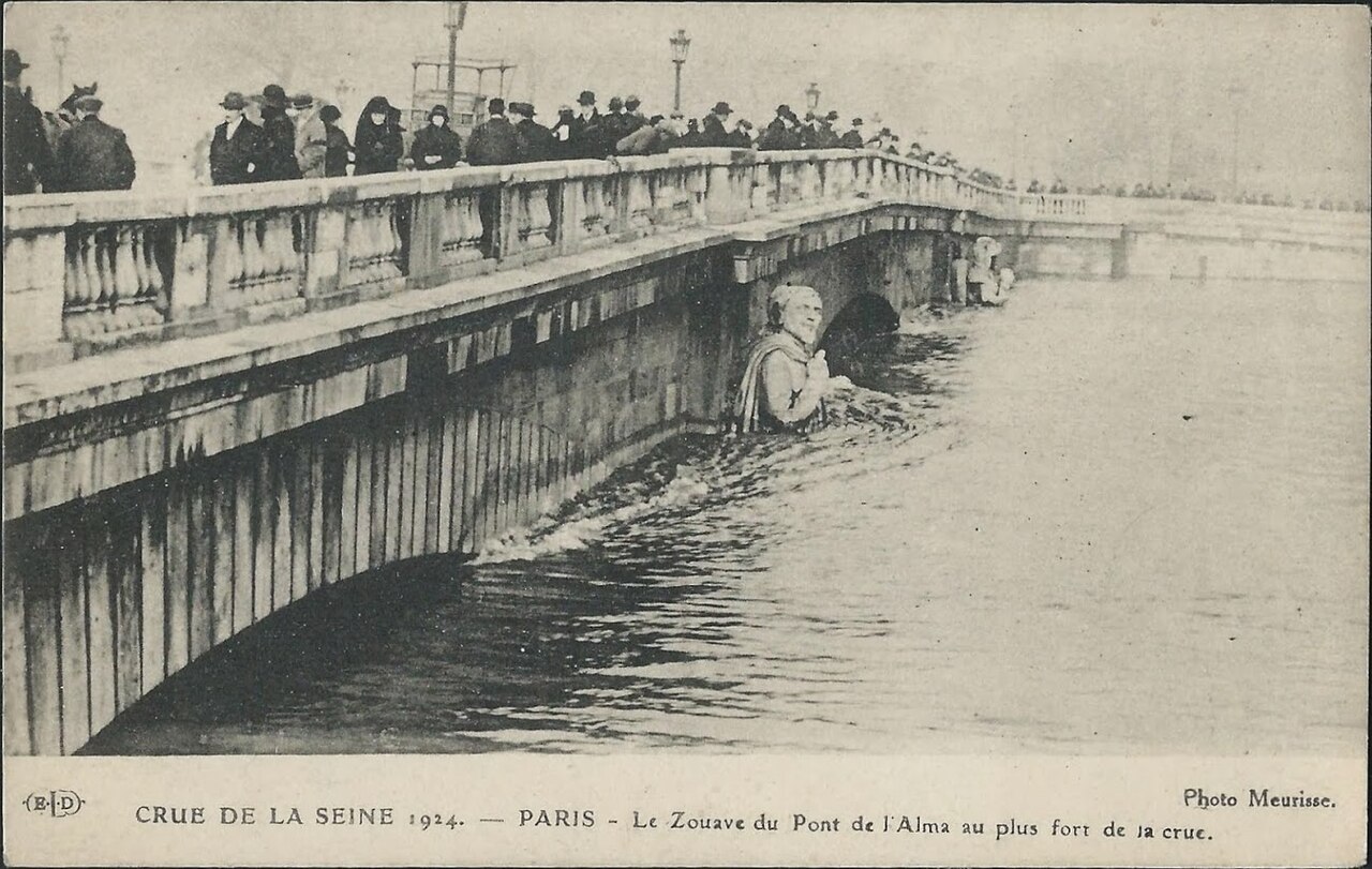 1280px-Zouave_du_Pont_de_l%27Alma%2C_f%C3%A9vrier_1924.jpg