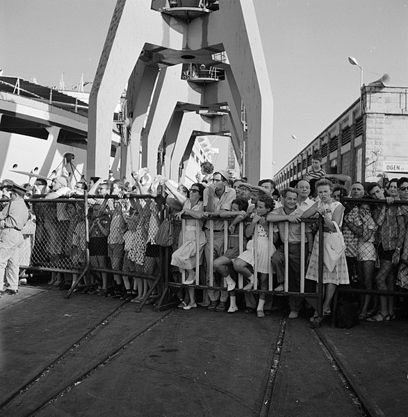 File:'Afhalers' achter een dranghek op de kade, wachtend op een schip (zie ook 255-21, Bestanddeelnr 255-2179.jpg