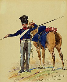 Un soldat vêtu de bleu, de face, sa lance passant horizontalement entre ses bras, avec son cheval de dos, à droite.