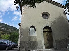 Façade de l’église de Chanolles, où est fixée la plaque portant les noms des habitants de la commune morts à la guerre de 1914-1918