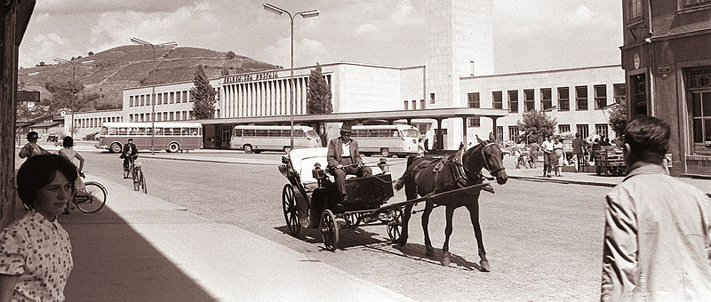 File:Železniški kolodvor in konjska vprega 1960.jpg