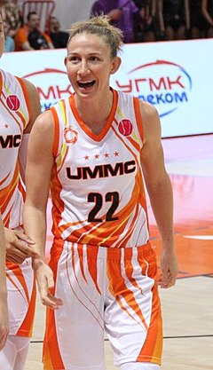 Courtney en el juego para UMMC (17 de octubre de 2018)