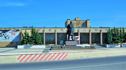 Памятник В. И. Ленину у ДК «Космос»("Дом Офицеров")