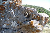 Камень с отверстием на выходе с тропы Ак-Чокрак-Богаз на Бабуган-Яйлу