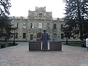 Dmitri Mendelejevin muistomerkki Kiovan ammattikorkeakoulun alueella