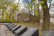 Село Чемер. Братські могили героїв ВВВ на фоні руїн дерев'яної Михайлівської церкви. Церква збудована у 1888 році